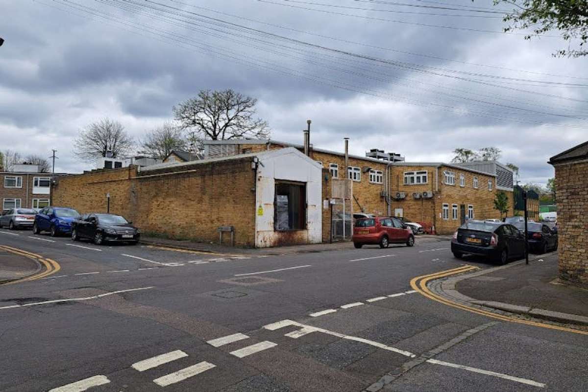 Industrial Unit in London - photo 2