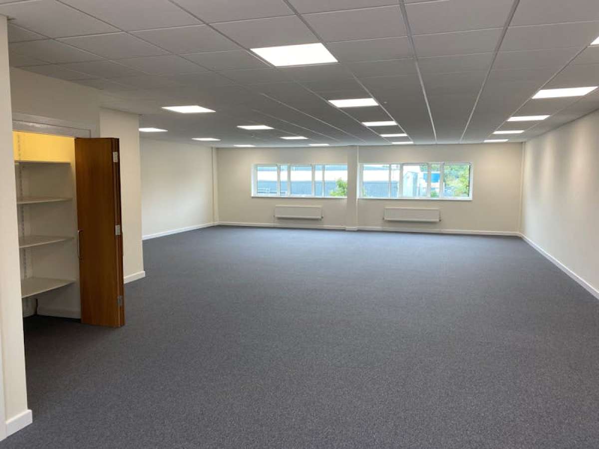 Industrial Unit in Weybridge - photo 3
