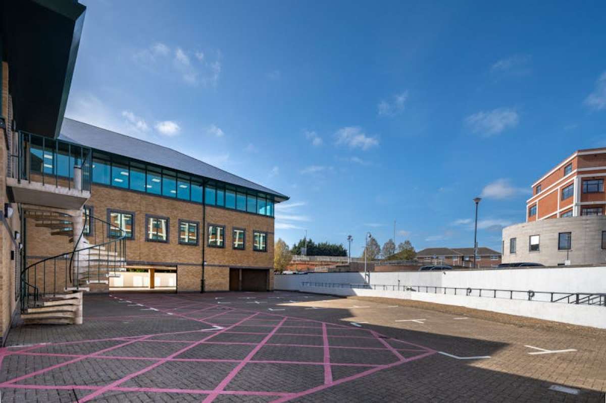Office in Chertsey - photo 4