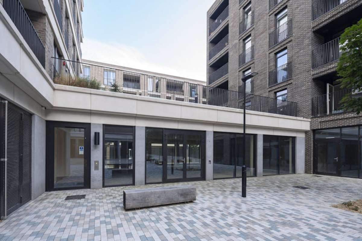 Retail/Shop in London - photo 3