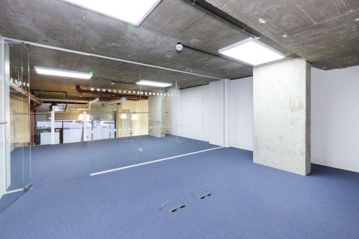 Retail/Shop in London - photo 2