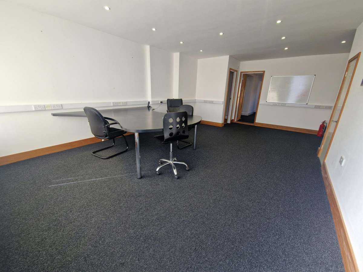 Retail/Shop in Waterlooville - photo 2
